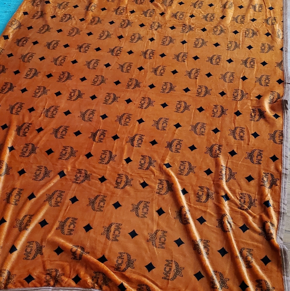 Blankets - PLUSH - Large to Queen - NWT - $65 - Picture 4 of 6